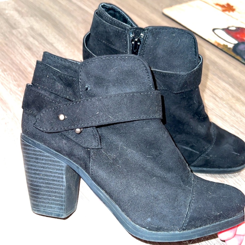 Black heels w/ decor buckle